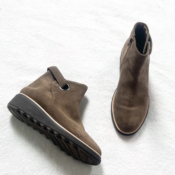 Clarks Sharon Suede Brown Tan Ankle Wedge Boots Almond Toe Women’s Sz 6 Booties - Picture 2 of 7